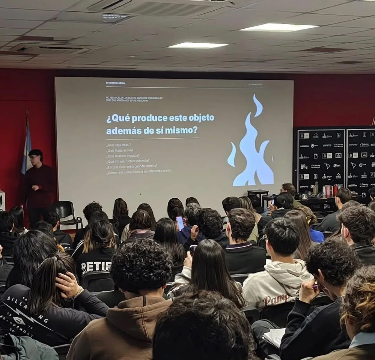 Matías Oliva presentando el manifiesto ante estudiantes en la FAUD de la Universidad Nacional de Córdoba
