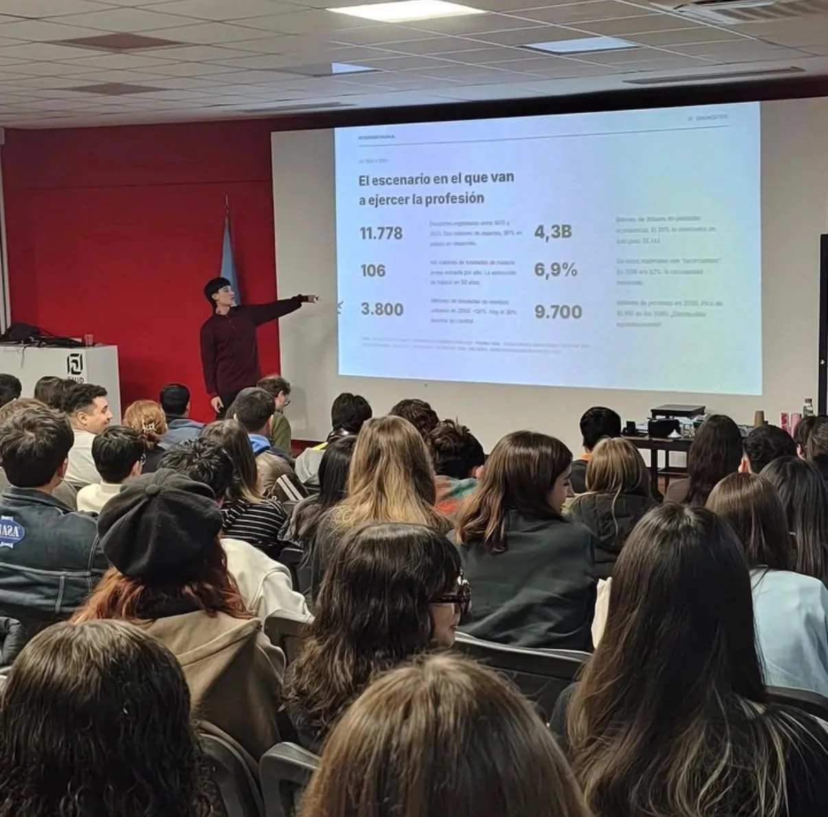 Auditorio durante la charla Diseñar el colapso en la FAUD de la Universidad Nacional de Córdoba