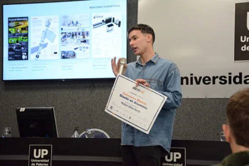 Matías Oliva recibiendo la mención honorífica del Concurso Metrar en la Universidad de Palermo